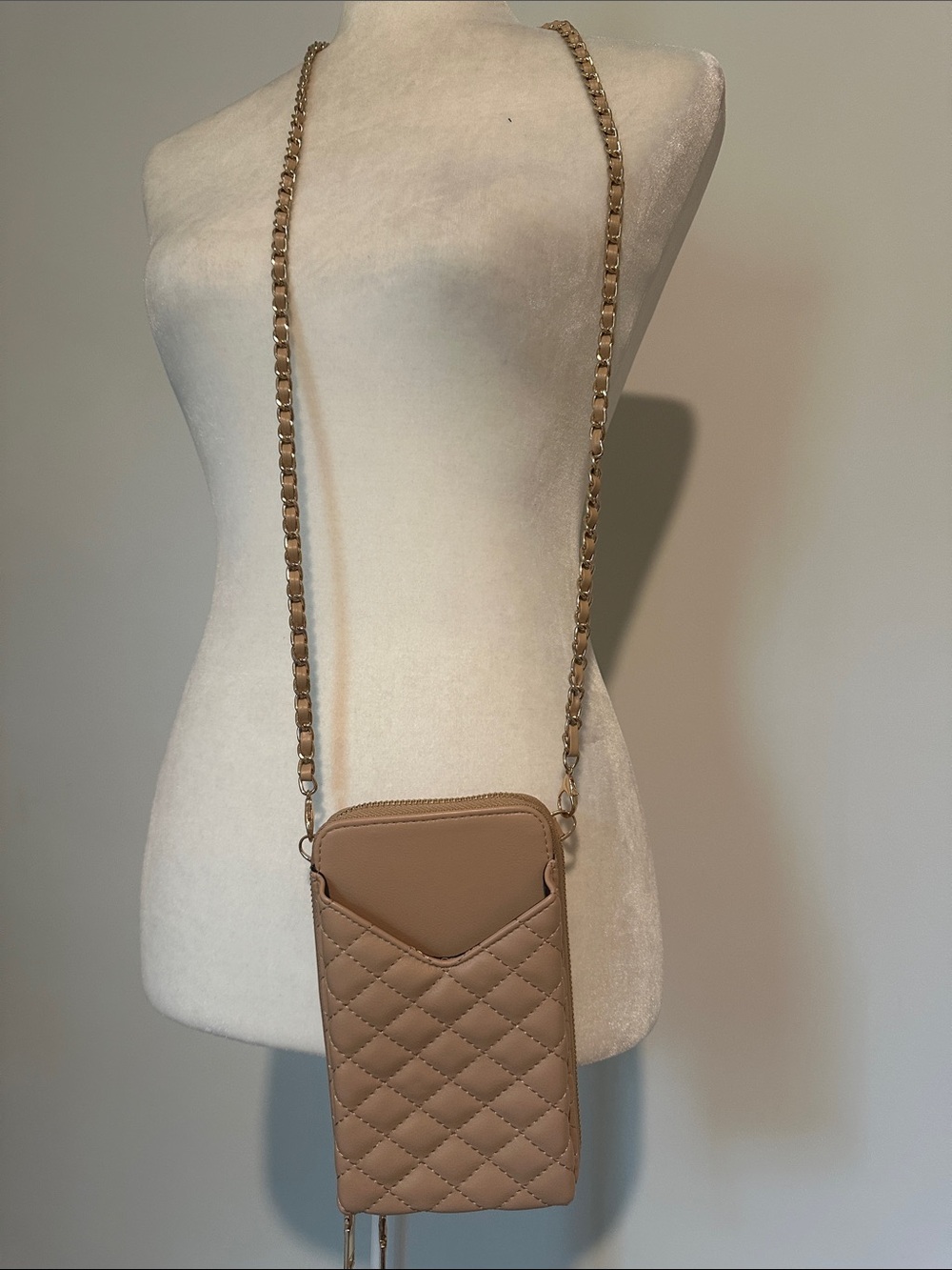 Urban Expressions Bodie Quilted Crossbody Cell Phone Bag In Beige